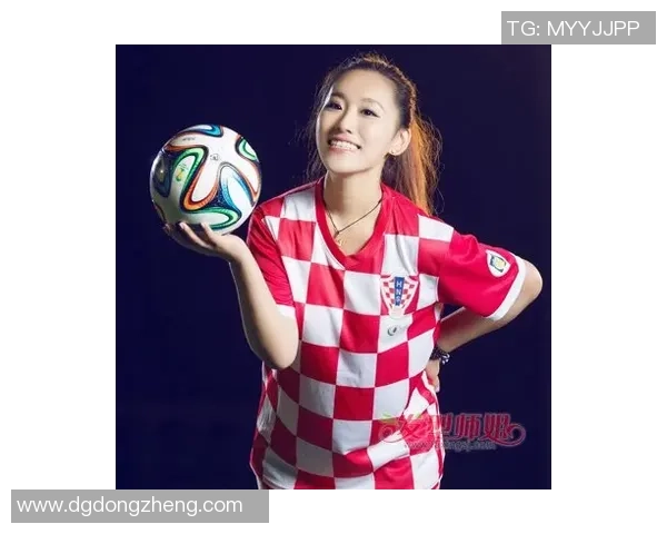 足球明星双手叉腰展现自信风采引领赛场激情瞬间