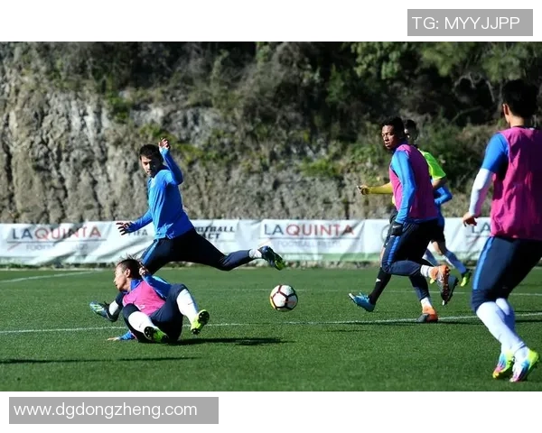 足球明星随机采访揭秘他们的职业生涯与个人生活趣事